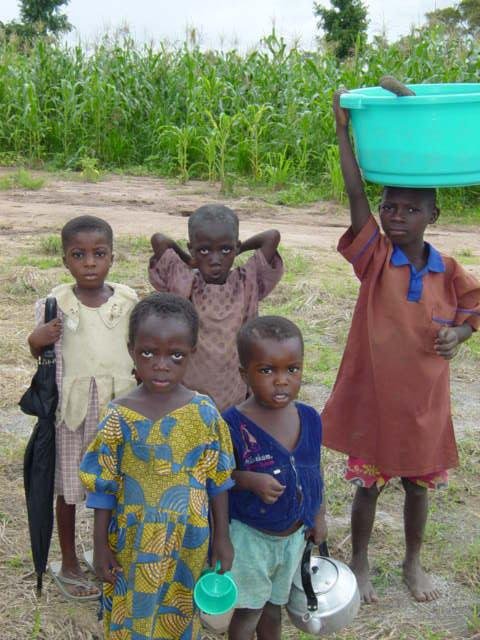 Algunos de los niños de la aldea