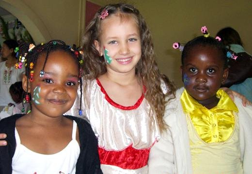 Alina (5) e duas meninas após uma apresentação natalina na Zambia