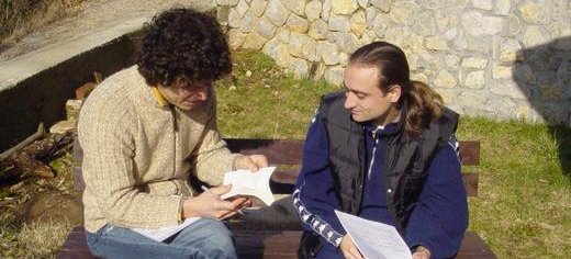 Andrea (derecha) le da a Marco una clase de la Biblia en Croacia