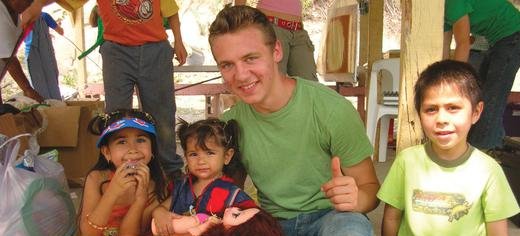 Mike, bénévole de la Famille Internationale, avec trois nouveaux amis mexicains durant la Fête des Enfants