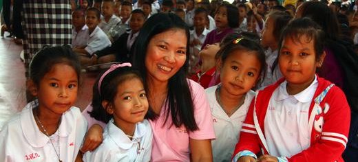 Pat junto a un grupo de huérfanos felices después de una función artística, Tailandia