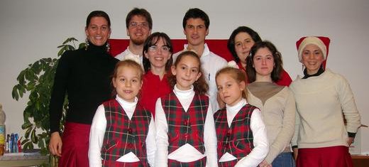 Petra (à esquerda), Kaycee (à direita), (frente esq. a dir.) Erica (8), Aysu (9), eBianca (8) com a agradecida equipe de uma casa para aposentados na qual se apresentaram, Itália