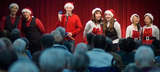 Idosos no Japão recebem um pouco de alegria por meio de uma apresentação de membros da Família.
