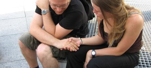 Una integrante de la Familia reza con un joven durante el Mundial 2006