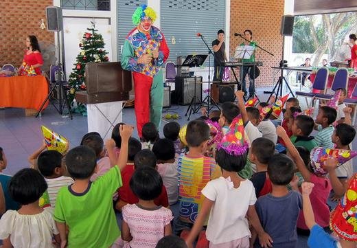 Victor, a volunteer with TFI, doing a magic show at Banglamung  in Thailand.