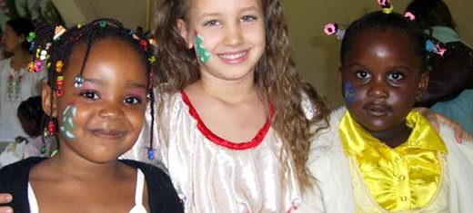 Alina (5) y dos niñas después de una función navideña en Zambia
