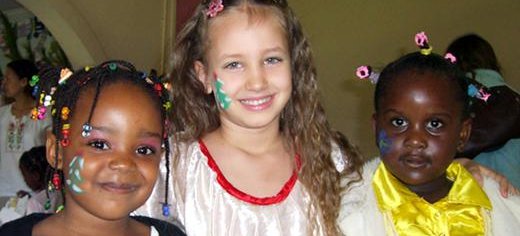 Alina (5) e duas meninas após uma apresentação natalina na Zambia