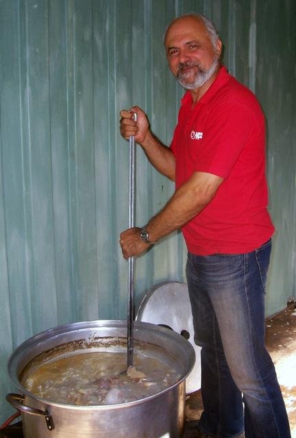 Helping Hand, à Cape Town : Anthony remue une grande marmite de soupe