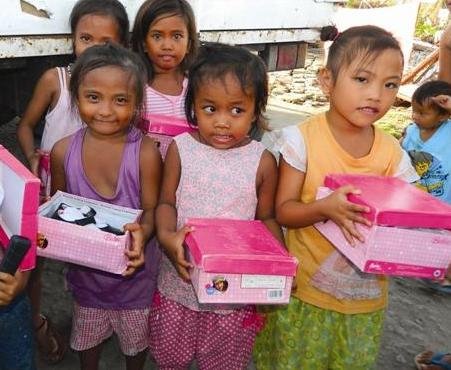 Children affected by Typhoon Yolanda receive Christmas gifts