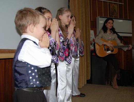 Children performing at the Pediatric Hospital Grigore Alexandrescu, Romania