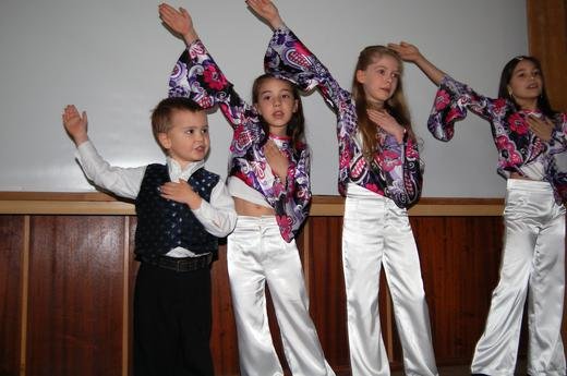 Children singing in Romanian for the children Pediatric Hospital Grigore Alexandrescu