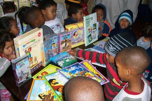Helping Hand, à Cape Town : des enfants découvrent leur matériel éducatif