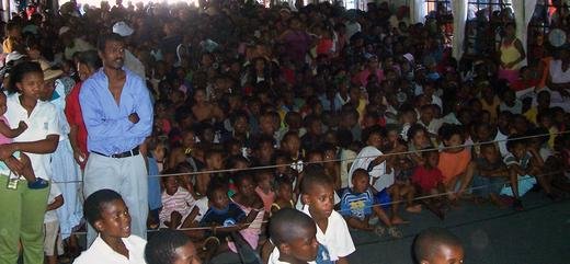 Helping Hand, Cape Town: Christmas party for a thousand children