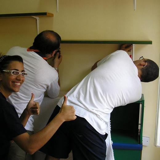 Haciendo unos arreglos en la sede de la sociación Koraci