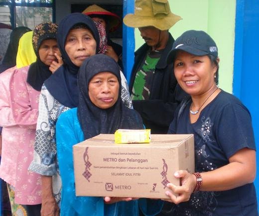 TFI volunteer, Esther distributing donated items to Sembilangan widows.