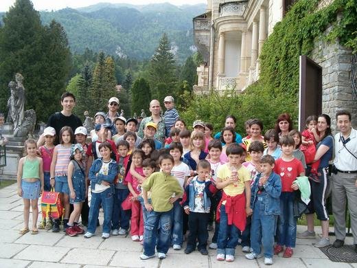Voluntarios de la Familia Internacional llevan de excursión al Monte Sinaia a los niños del Centro Social Urziceni en Rumania