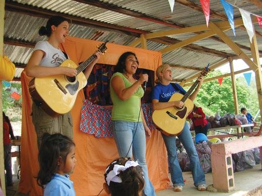 Family International volunteers lead the audience in happy singing during Children’s Day in Mexico