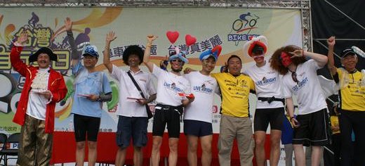Family_volunteers_among_the_prize_winners_on_Taiwan_Bike_Day.JPG