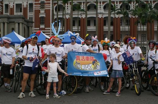 Family volunteers and friends join the Live Right team to give an international flavor to Taiwan Bike Day