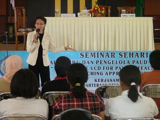 TFI volunteer Fivi teaching at the early learning seminar in Kupang.