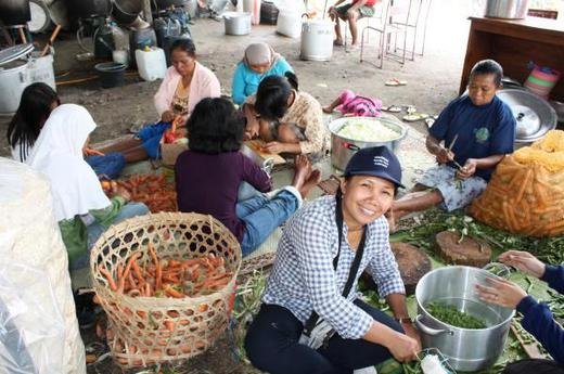 Esther, a volunteer with the Family International, helping out at one of the food kitchen for displaced individuals near the Merapi disaster site.