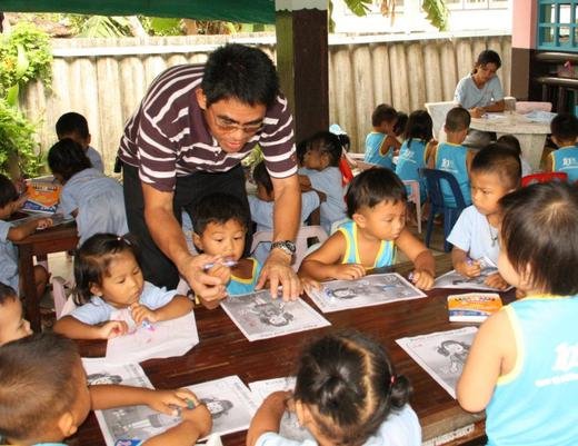 TFI member Paul with the children at the Thonburi slum daycare center