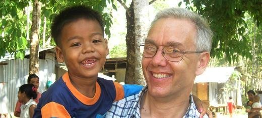 Peter con un niño de una aldea aislada en Tailandia que se vio gravemente afectada por el maremoto asiático