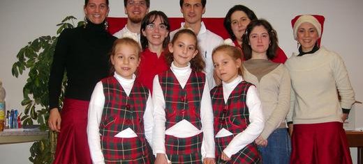 Petra, Kaycee, Erica (8), Aysu (9), and Bianca (8) con el personal de un hogar para jubilados en el que llevaron a cabo una función musical, Italia