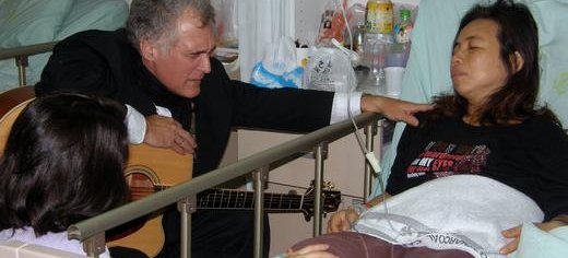Praying_for_the_sick_at_Lu_Kang_Hosptial_Taiwan.JPG