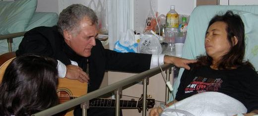 Praying_for_the_sick_at_Lu_Kang_Hosptial_Taiwan.JPG