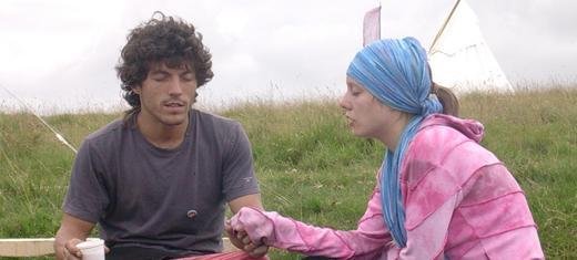 Un joven reza con una integrante de la Familia durante el encuentro "Rainbow Gathering"