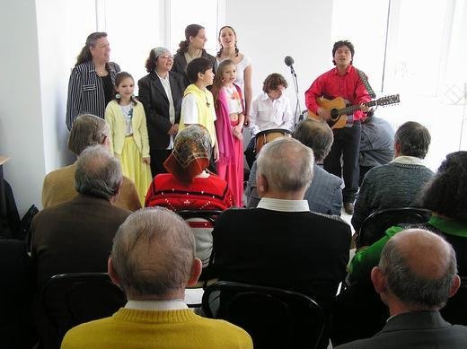 Voluntarios de la Familia y sus niños llevan un poco de alegría a los adultos de la tercera edad en Semana Santa, Rumania