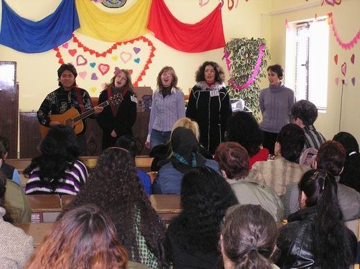 Función artística en el día de San Valentínen la sección para mujeres de la penitenciaría de Baia Mare, Rumania