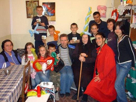 Algunos de los refugiados de Kosovo que recibieron la ayuda humanitaria, posan para una foto en Kosovo, Serbia
