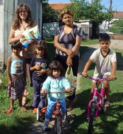 Los niños montan las bicicletas donadas que recibieron