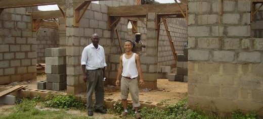 Simon_Danmola_and_volunteer_at_the_IT_training_center_construction_site_Nyanya_Nigeria.JPG