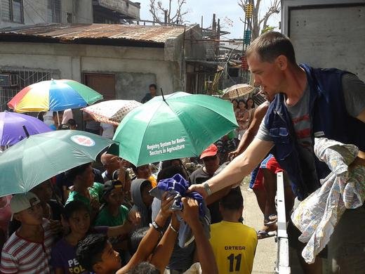 Simon distributes needed goods to typhoon victims in Tacloban