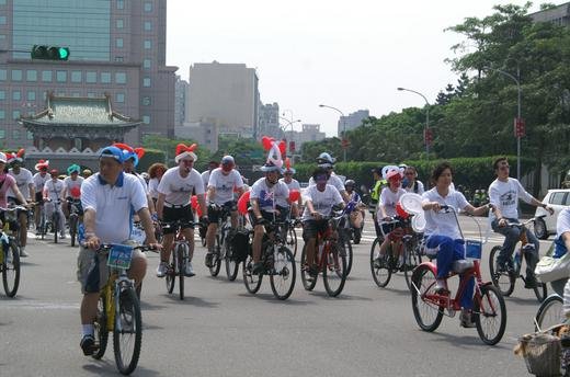 Some Live Right team members participating in Taiwan Bike Day