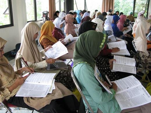 Teachers learning how to use STEPs study materials at a seminar.