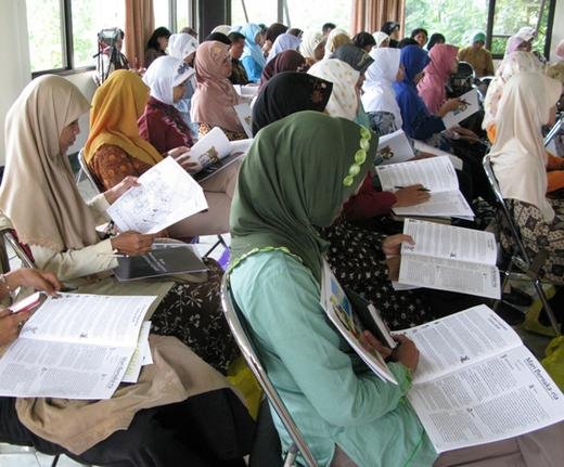 Teacher learning how to use study materials at the Jogja seminar.