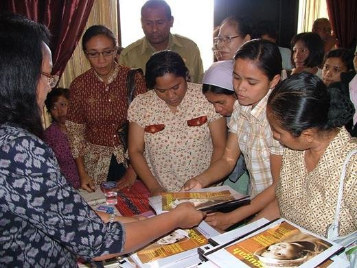 Teachers receiving books & motivational materals after the Kupang seminar.