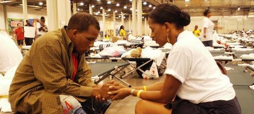 Nous réconfortons une victime de l’Ouragan Katrina, aux États-Unis