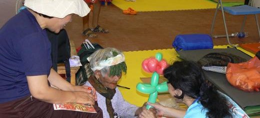 Vicky_and_Hannah_encourage_a_victim_of_typhoon_Morakot.JPG