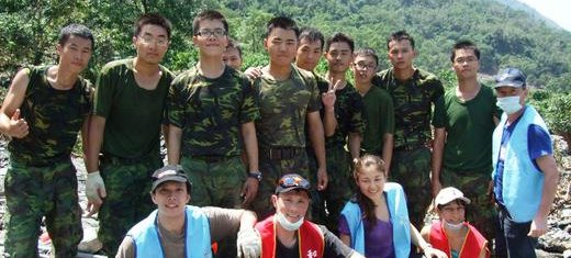Working_side_by_side_with_soldiers_in_aiding_victims_of_Typhoon_Morakot.JPG