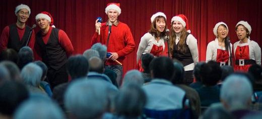 Miembros de la Familia alegran a adultos de la tercera edad en Japón.