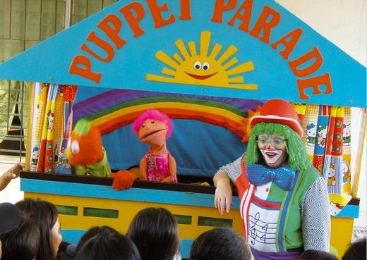 <strong>Make ’em smile! </strong> Clown Lizzie (Elisabet) and puppets Jack and Marie have fun with children waiting for dental work.